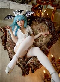 可人的大胸女孩护士装迷人的姿态