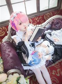 魅力的女仆Ram和Rem动漫真人秀努力工作